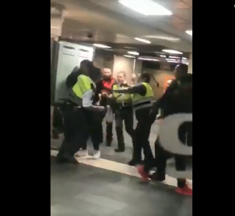 Image of the incident involving an individual and security guards in Barcelona's Plaça Catalunya train station